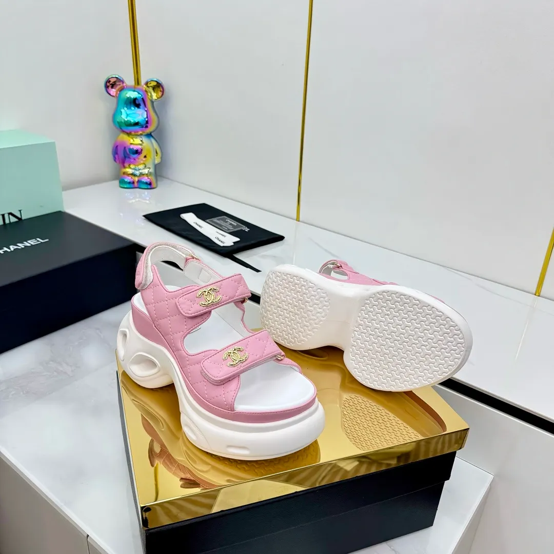 👟👟Ex-factory price 680👟👟 Top version... Chanel｜Chanel Xiaoxiang Velcro Beach Slippers Slippers Casual Beach Shoes 25ss Spring and Summer New Style! Beach shoes are a hit all over the internet! The latest model from the counter, I am still willing to buy it on my feet. It must be ranked among the most popular models. It is invincible in all seasons. Various bloggers and Internet celebrities can see the matching styles. Highly recommended. Pearlescent sheepskin upper, sheepskin lining, suede for feet. Original open-molded TPU outsole size: 35-40 (customized for 40 and 41). Full set of original packaging 👉 👉 👉 👉 👉